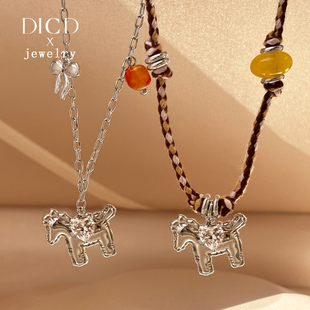 银色镶钻小马吊坠项链女款2026新款爆款高级感轻奢秋冬锁骨毛衣链