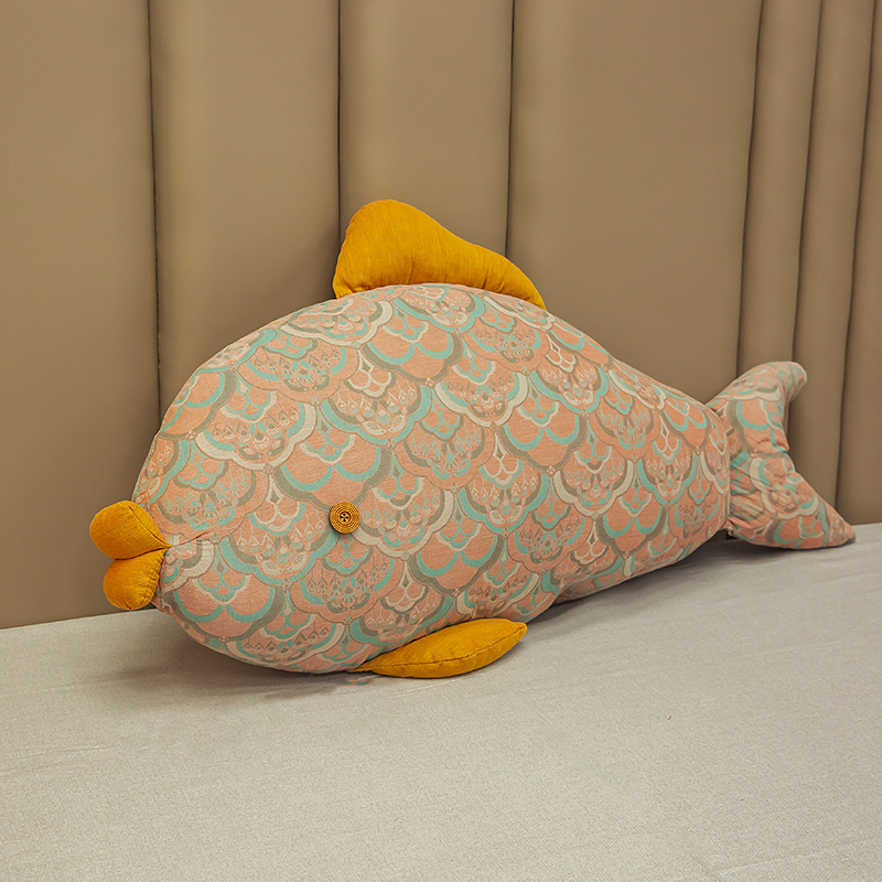 锦鲤-【玩偶鱼】A类母婴级全棉抱枕色织提O花双层纱玩偶南瓜靠枕