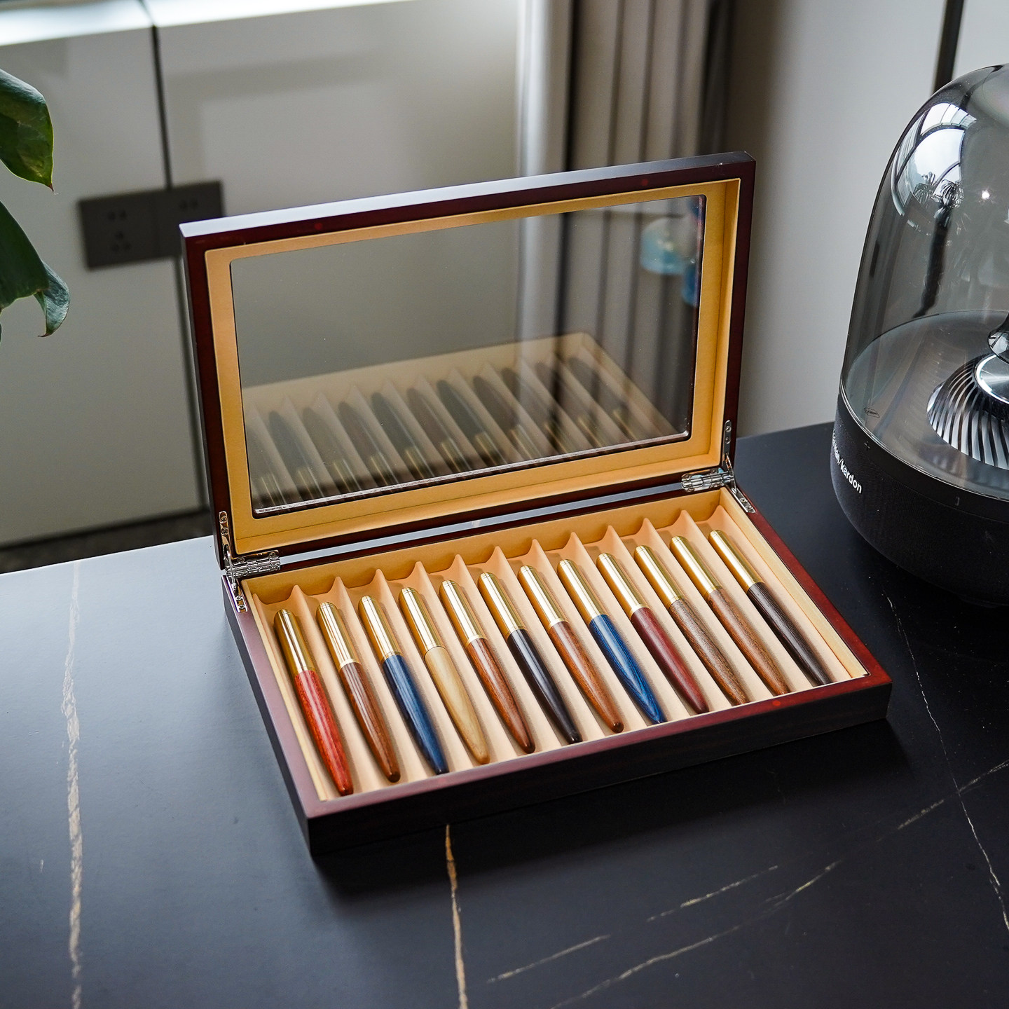 12位黑色烤漆钢笔收纳盒复古12格木质透明天窗防尘钢笔收藏展示盒