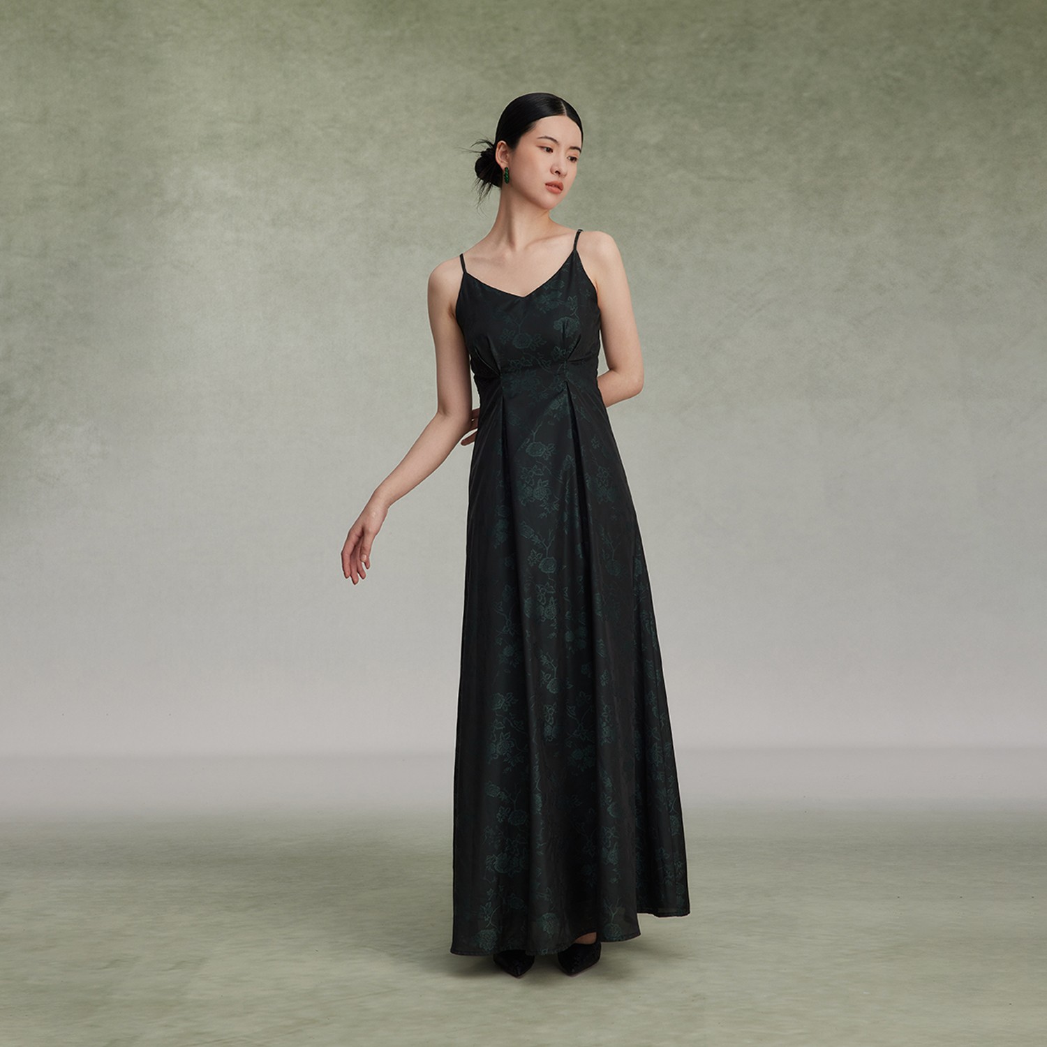 苍山黛织造司新中式吊带连衣裙2025新款女夏季轻奢高级感小黑裙子