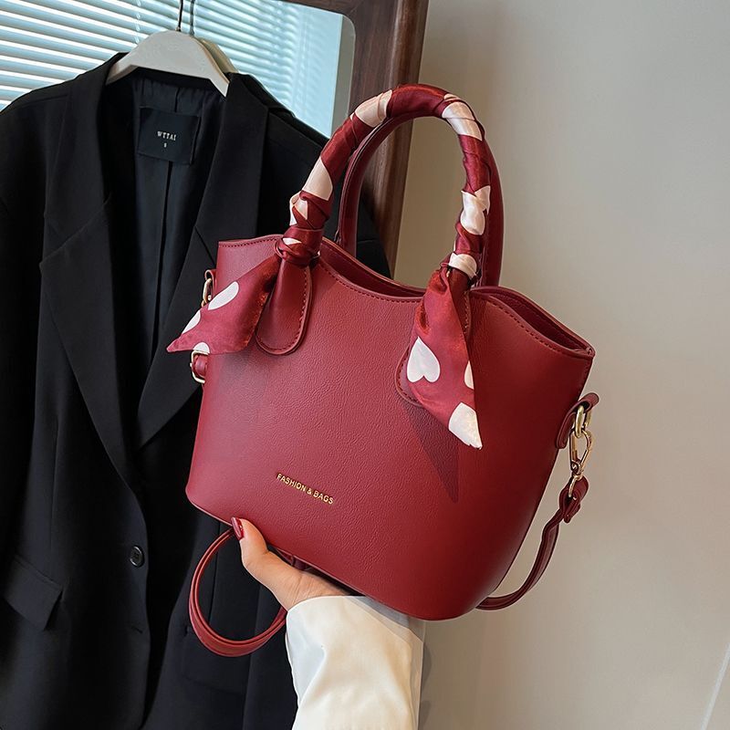 高级感小众红色包包2025新款女包流行百搭斜挎包结婚新娘包手提包