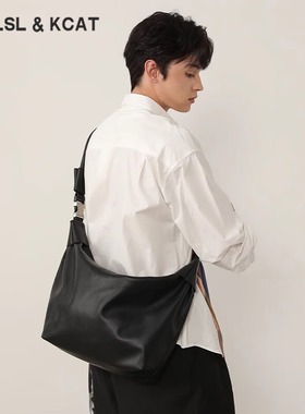 CAVLSLKCAT斜挎包男软皮男包慵懒设计简约单肩包大容量饺子包背包