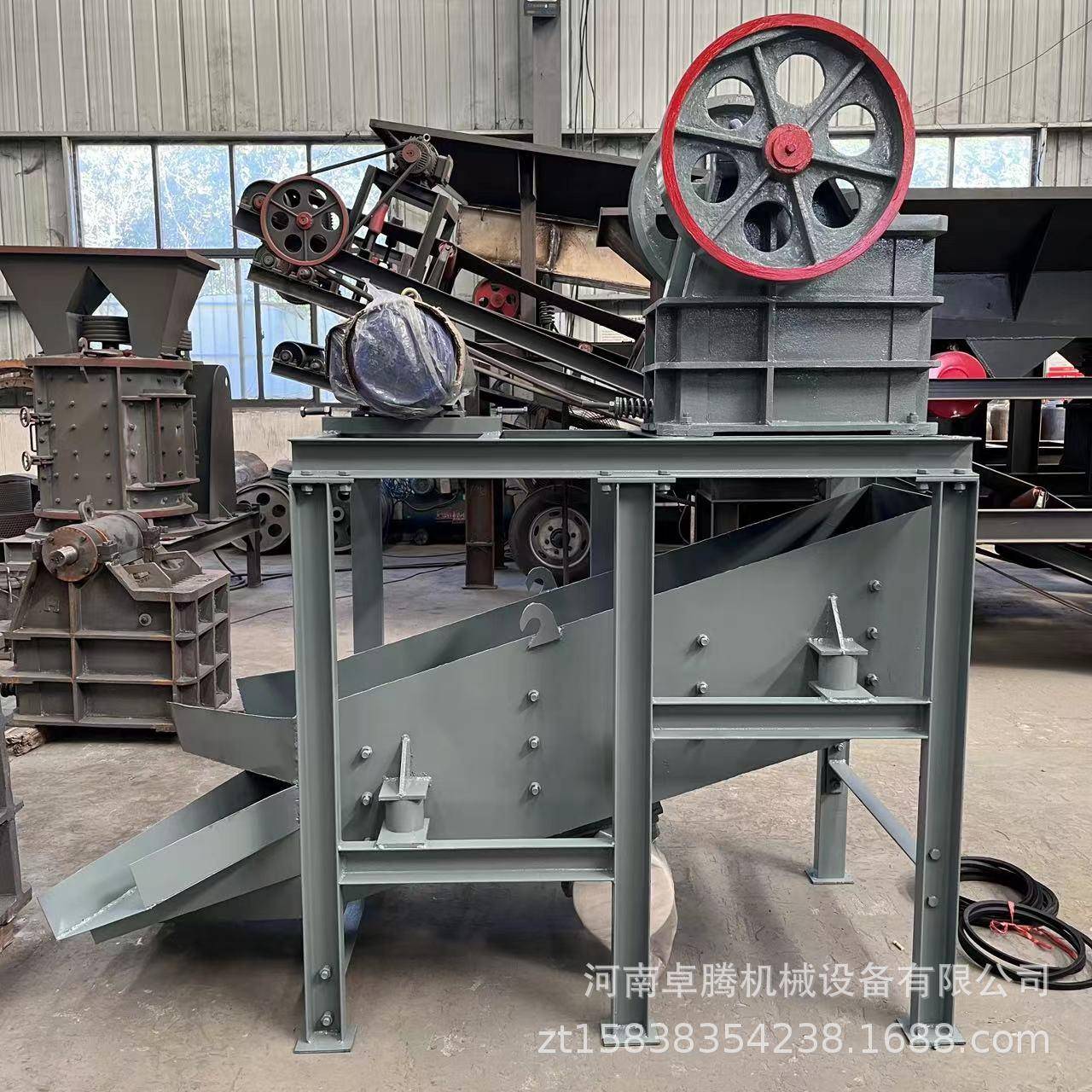 小型带振动筛的移动式颚式破碎机石材花岗岩破碎机柴油青石碎石机