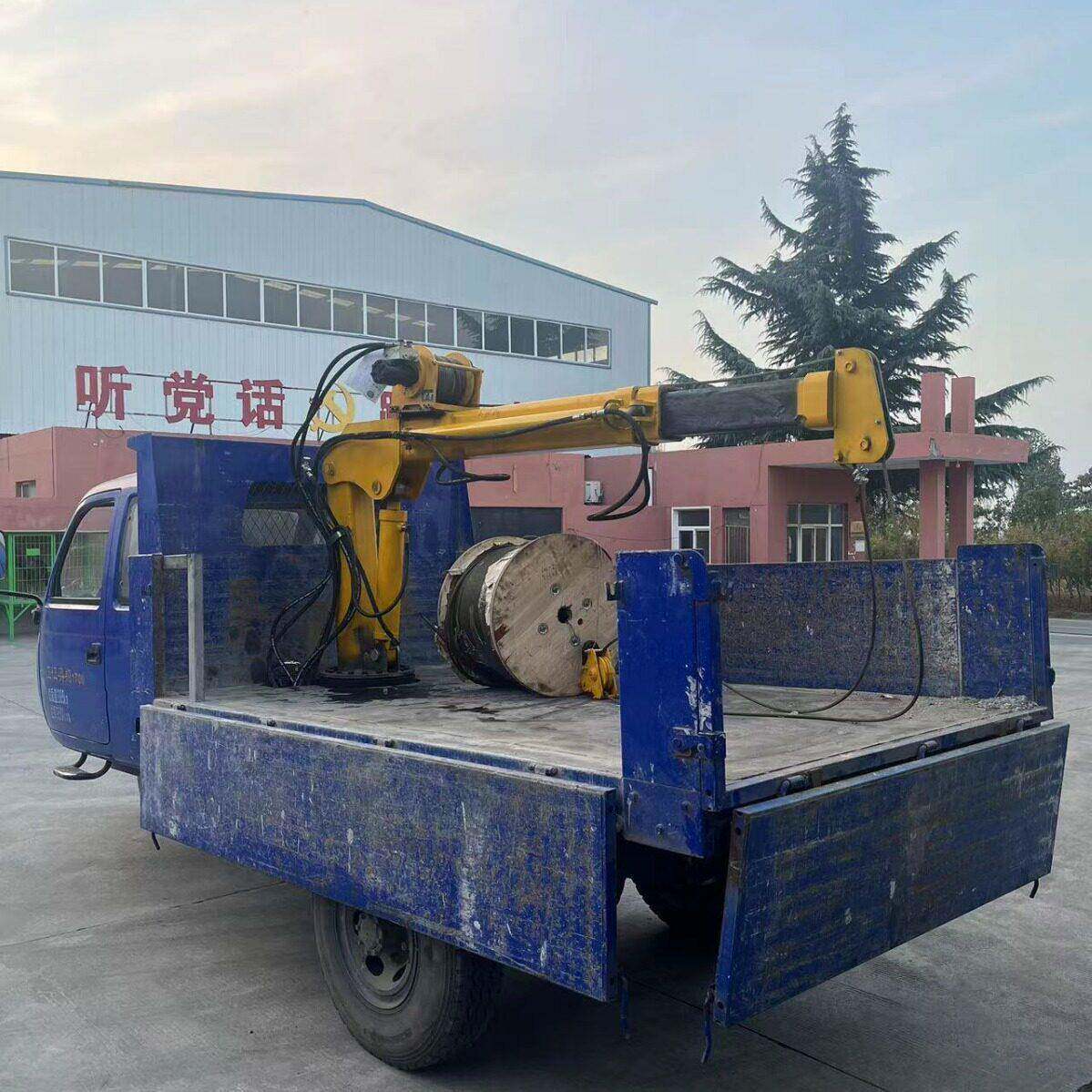 两吨全液压车载吊机安装在车上的臂起重机重型起重设备