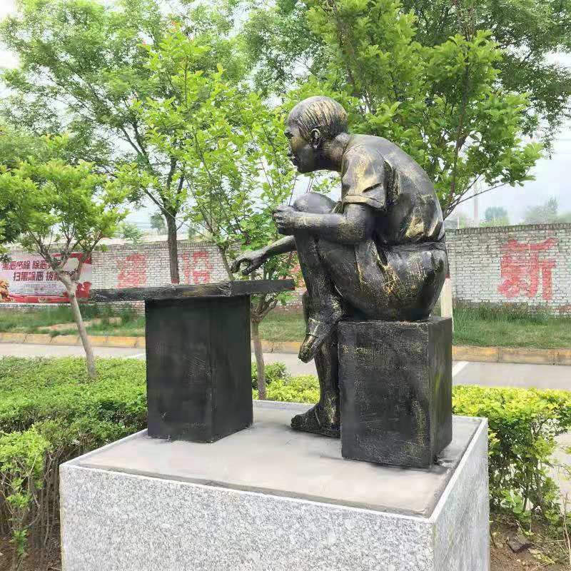 下象棋仿铜像定制街头老人坐竹椅乘凉户外园林游客互动玻璃钢雕塑