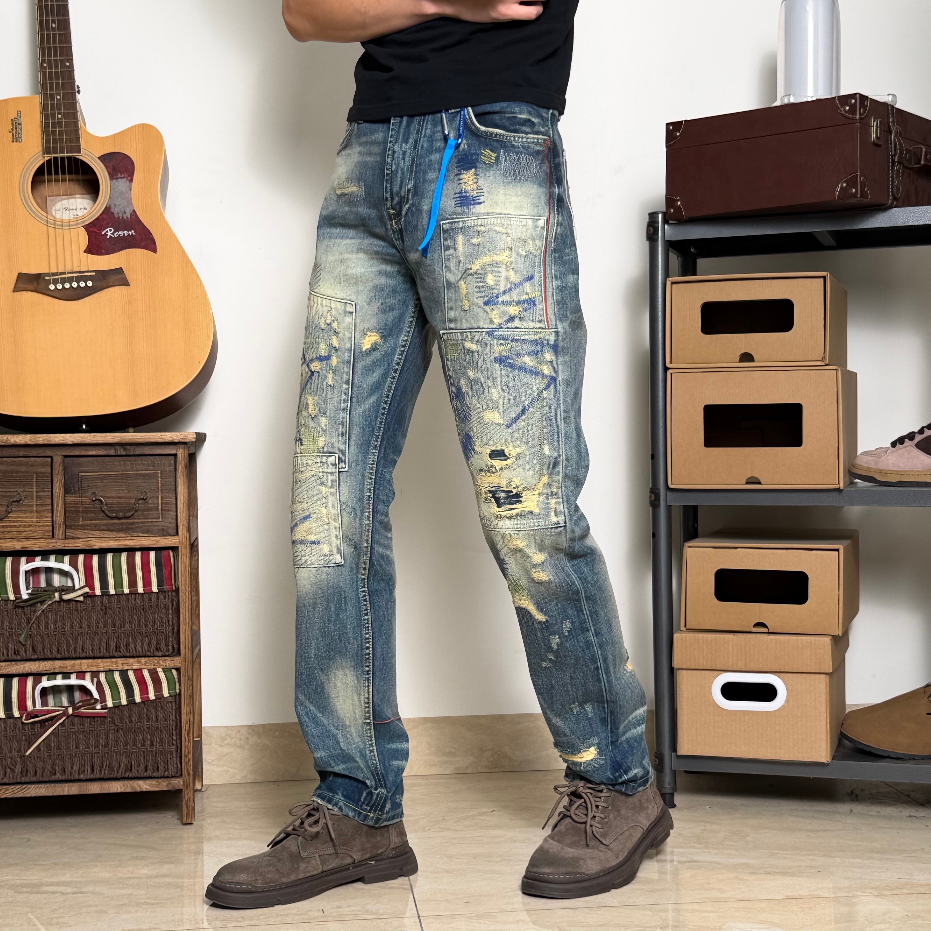 涂鸦街头风破洞牛仔裤