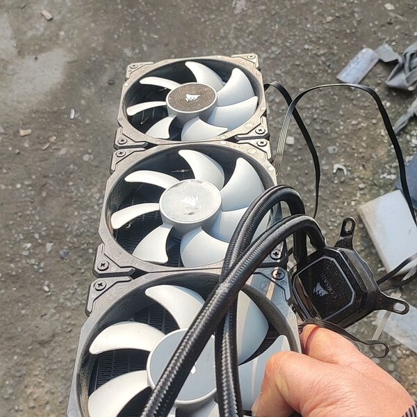 海盗船360水冷散热器。