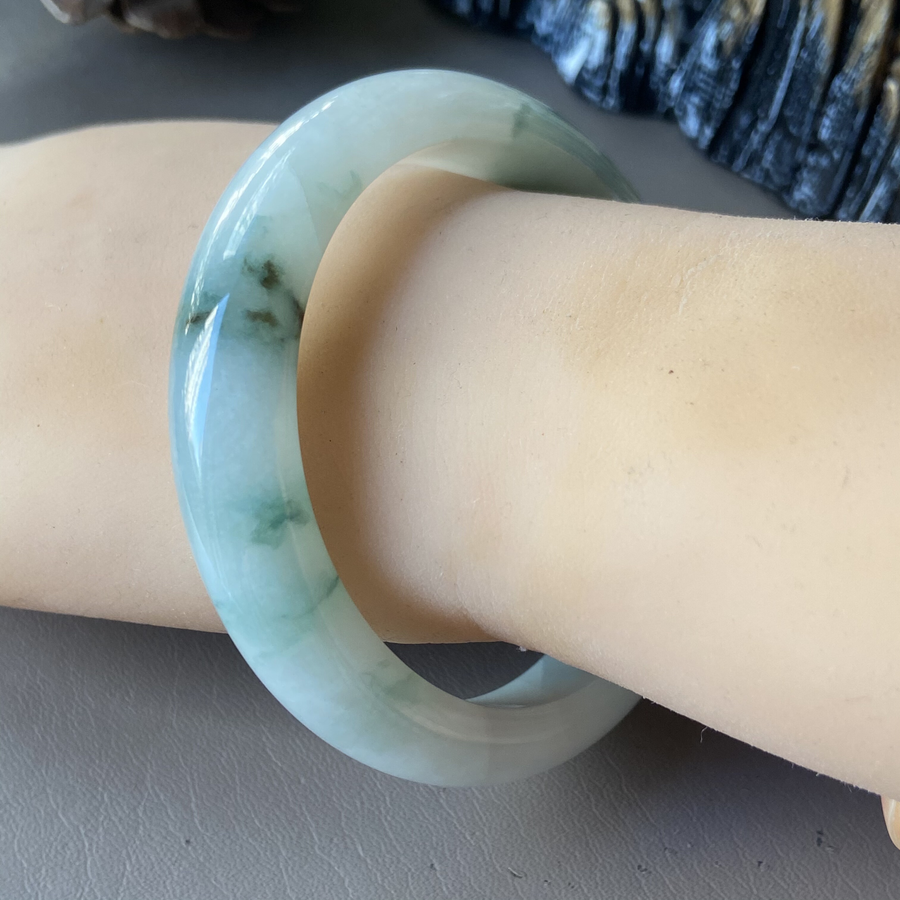 天然缅甸翡翠手镯58冰糯种飘蓝花浅绿玉镯子老坑a货0126带证书