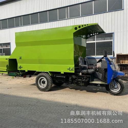 100头牛场五立方喂料车三轮双侧出料撒料车柴油牛棚自动投喂车