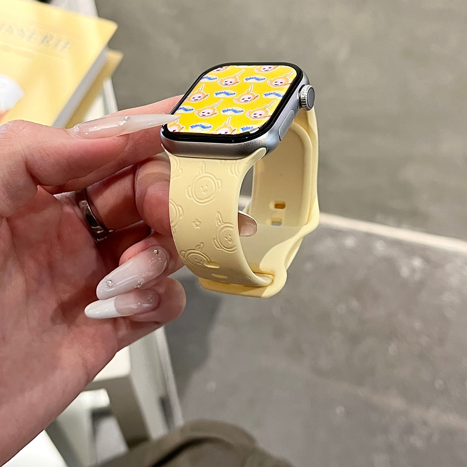 天线宝宝适用苹果手表表带iwatchS11/10/9硅胶Apple/2ultra奶黄SE