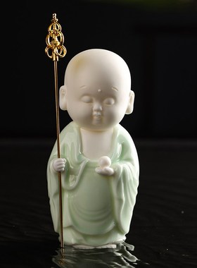 创意白瓷持杖小和尚摆件禅意室内玄关桌面K装饰家用陶瓷工艺品摆