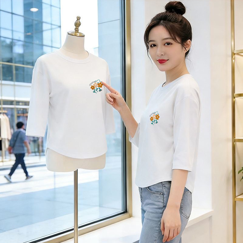 专柜撤回外贸白色七分袖圆领t恤女春秋花朵中袖上衣内搭打底衫