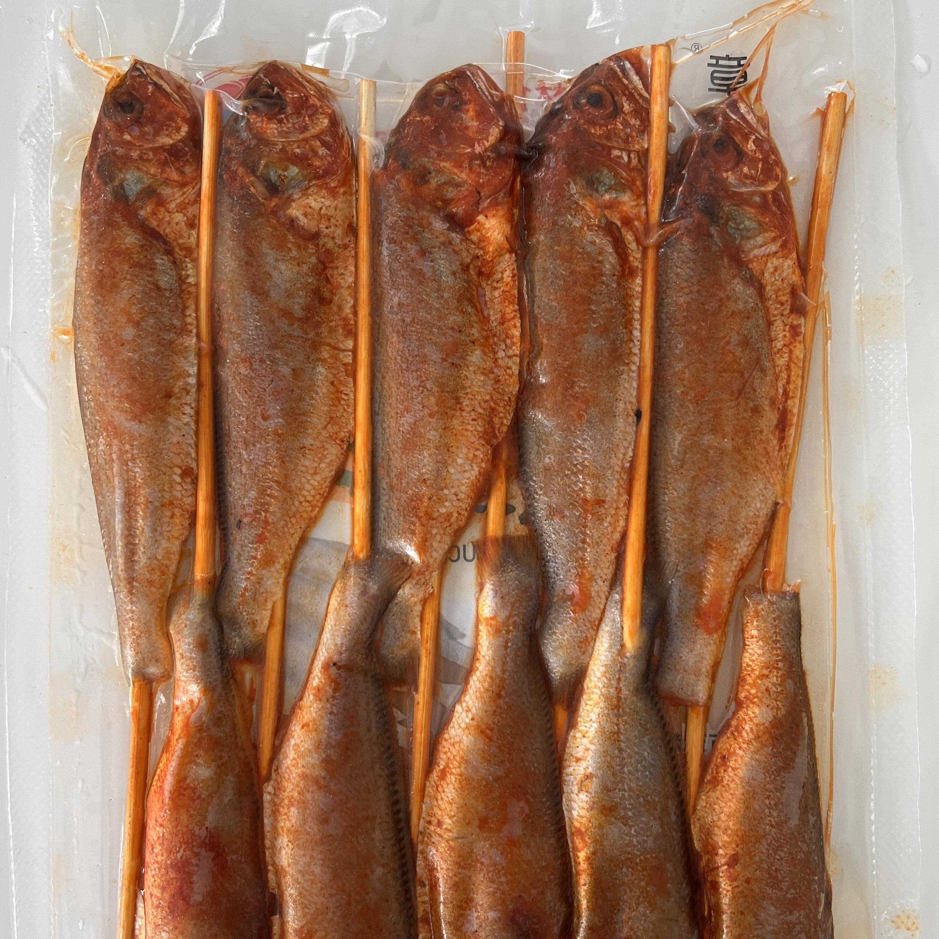 新品大号烧烤小黄鱼串烧烤食材腌制鲜嫩小黄鱼串新鲜冷冻商用半成