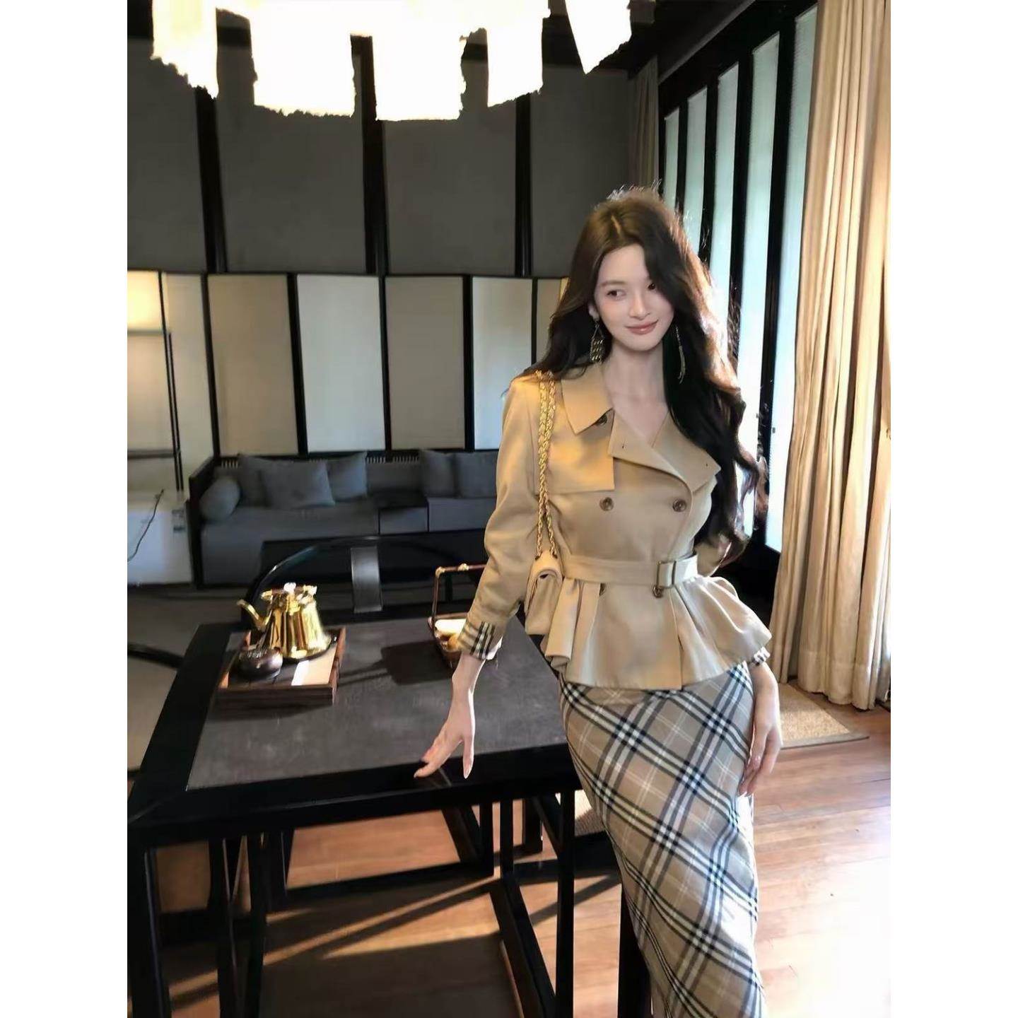 法式复古双排扣卡其色风衣收腰外套女秋季气质显瘦格子包臀裙套装