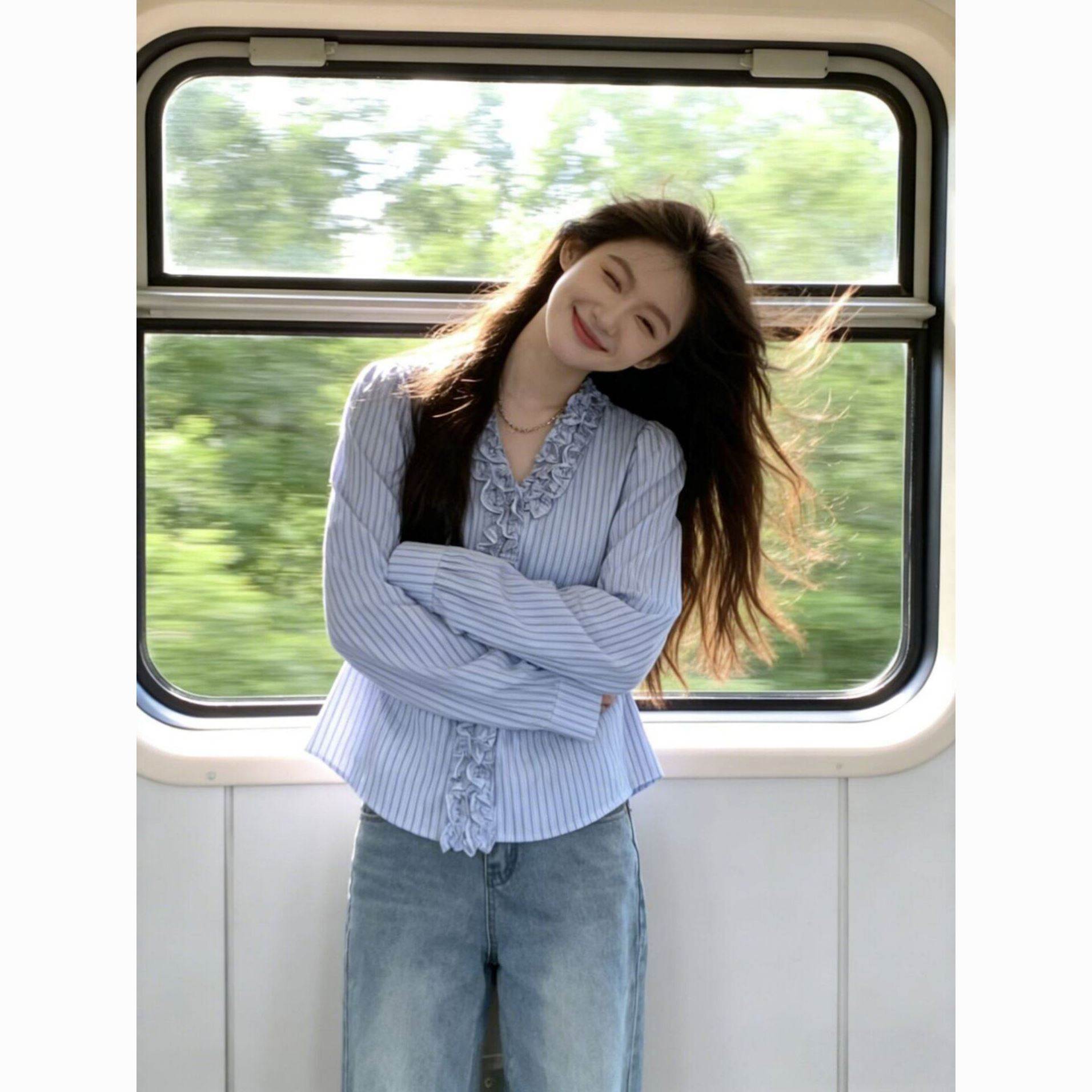 设计感蓝色条纹衬衫女春季新款木耳边V领收腰显瘦温柔风通勤上衣
