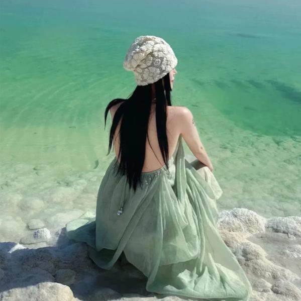海边露背挂脖吊带连衣裙女氛围感度假风绿色长裙无袖宽松大摆裙子