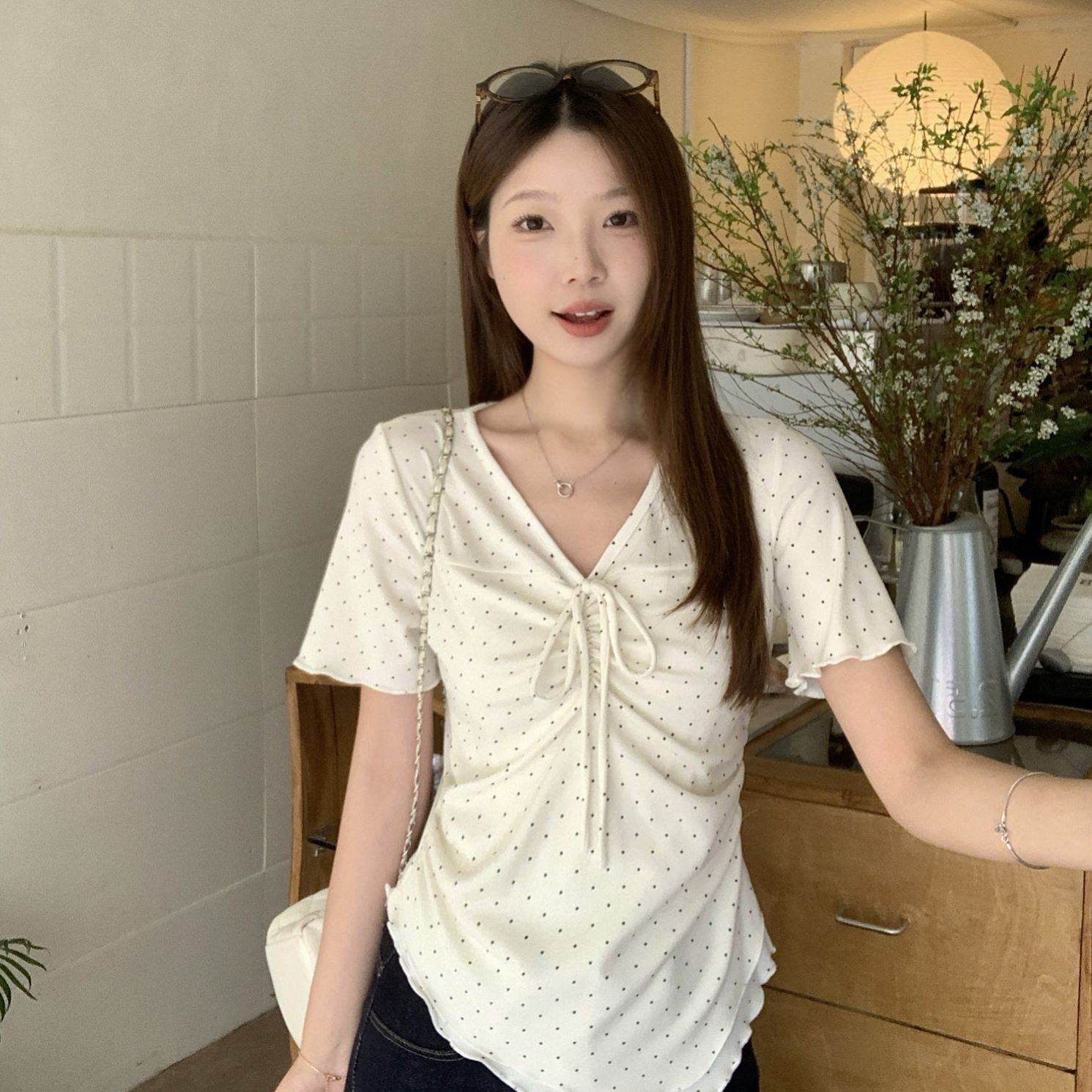 大码胖妹妹夏季新款韩系设计感V领波点不规则上衣收腰显瘦T恤女