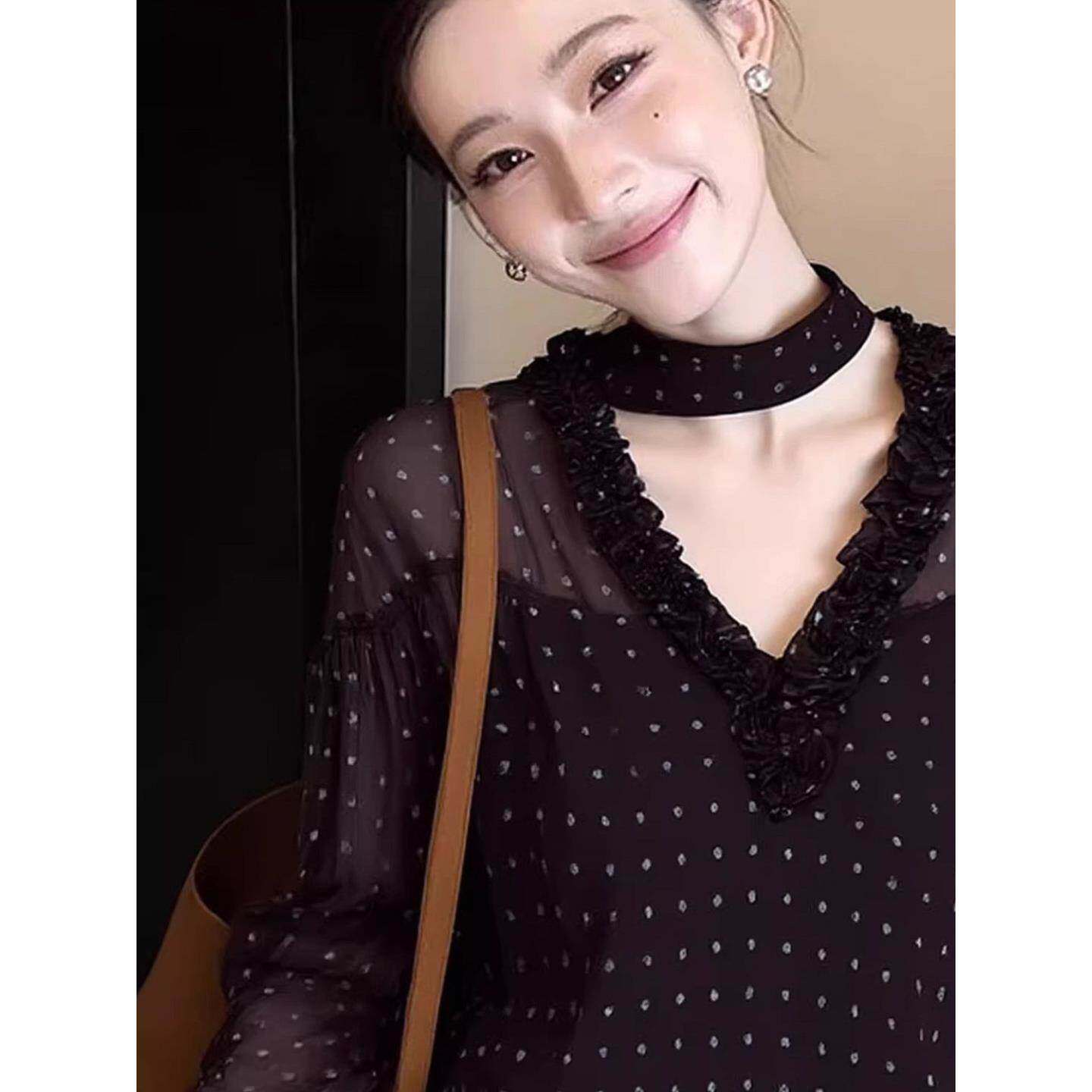 超好看波点V领挂脖黑色衬衫2026春季轻熟上衣设计感小众打底衫女