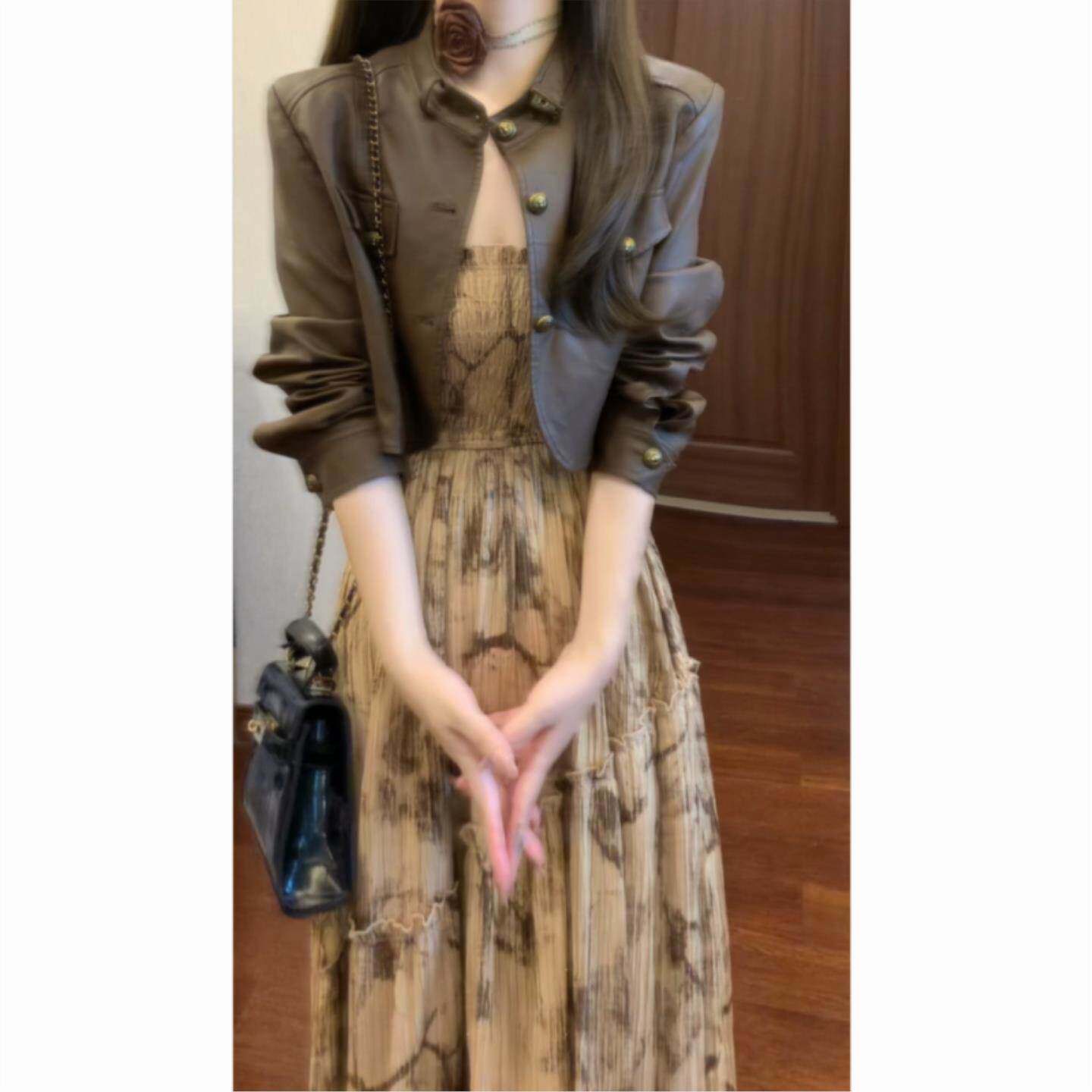 长袖咖色皮衣短翻领pu外套+印花大摆打揽收腰吊带连衣裙套装复古