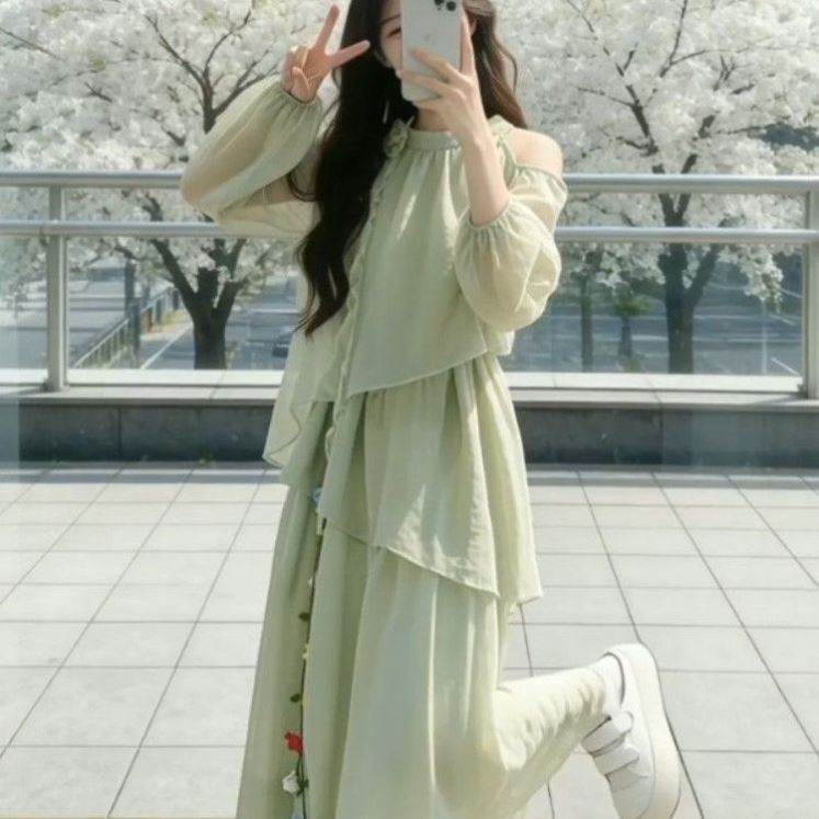 度假绿色露肩连衣裙夏季2026法式甜美新款减龄气质显瘦长裙
