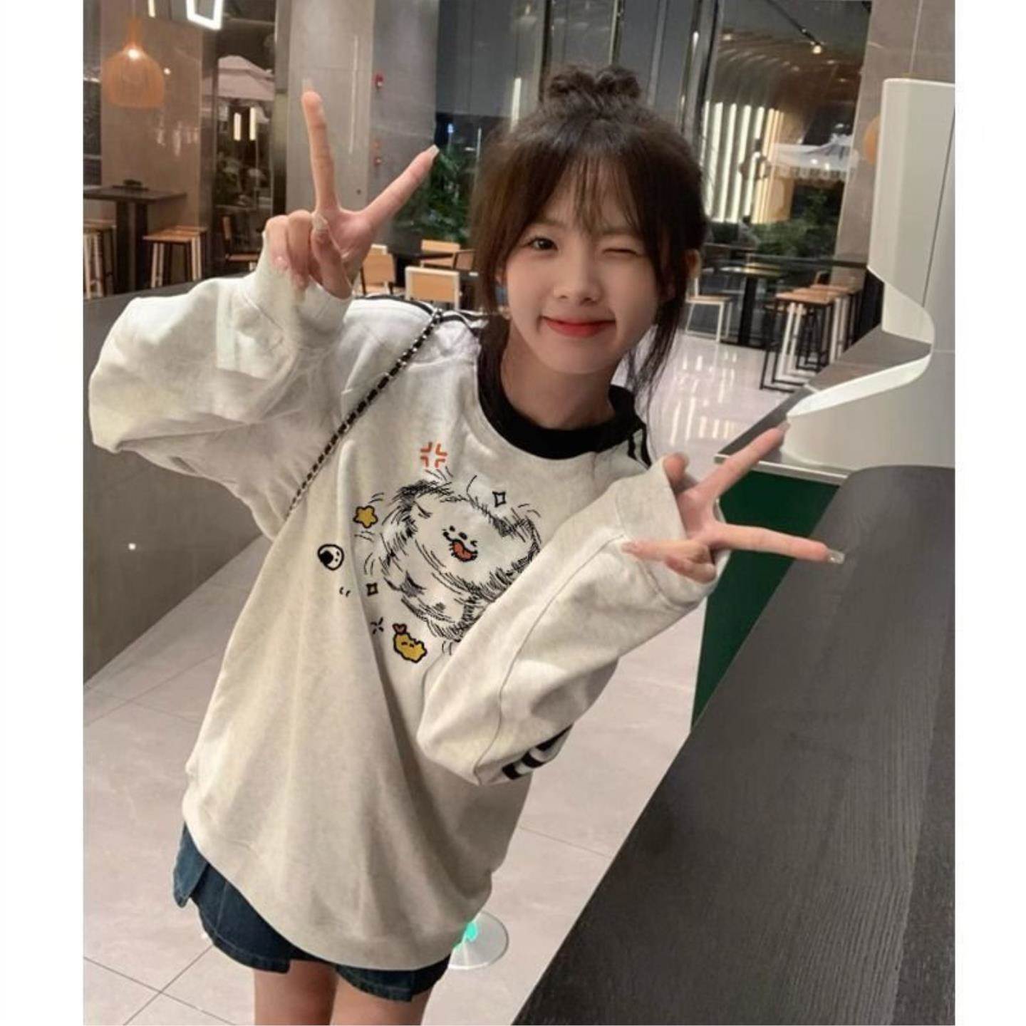 2026春夏加绒美式三条杠圆领卫衣女百搭中长款涂鸦印花上衣服