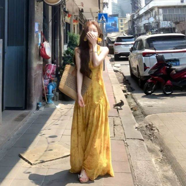 云南大理度假风黄色碎花吊带连衣裙女夏南法出片穿搭拍照沙滩长裙