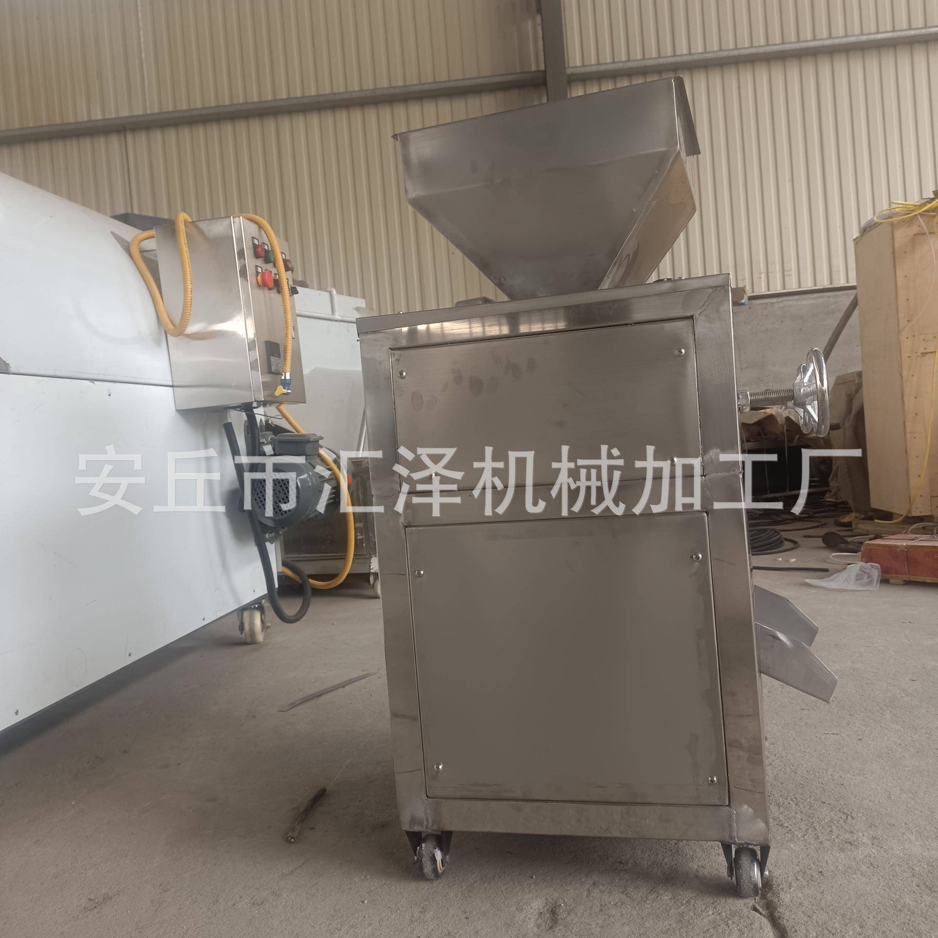 花生碎机腰果核桃杏仁榛子巴旦木枣干香蕉干奶酪冻干草莓颗粒机