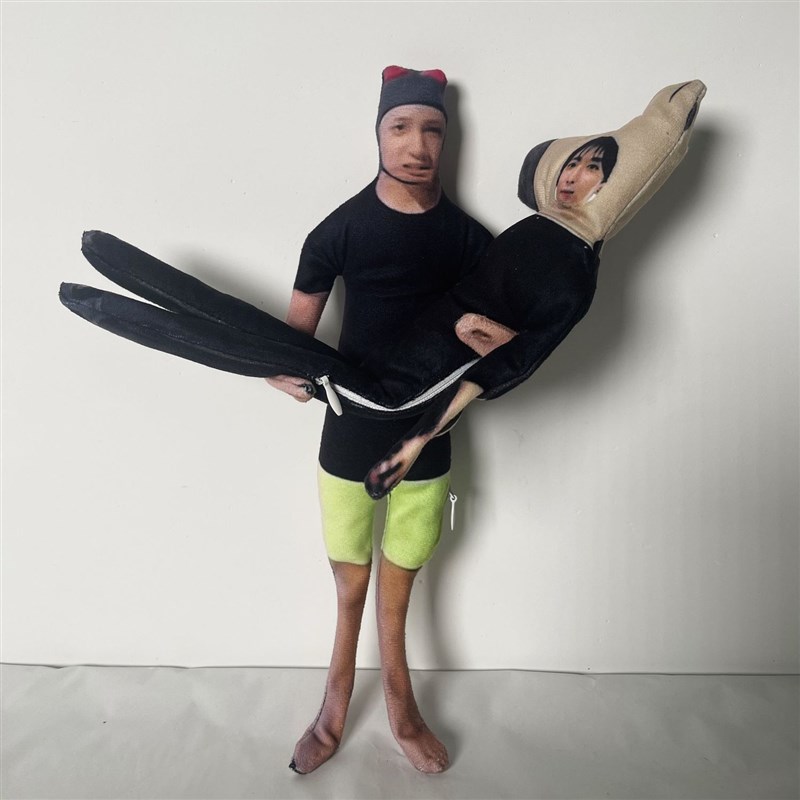 金珉奎李硕珉兄弟抽象无白边全身带骨架铁丝随意造U型毛绒布艺玩