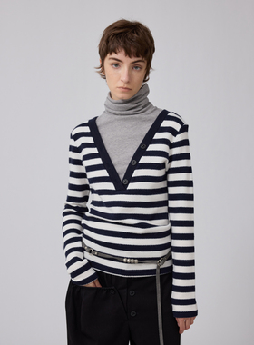 1C00M4条纹V领拼接假两件T恤女简约百搭柔软打底显瘦2025冬季新款