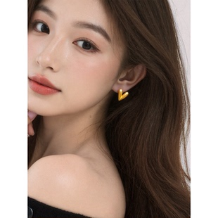 设计感金色爱心耳钉简约小众高级轻奢时尚复古气质百搭通勤耳饰