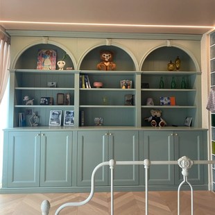 法式奶油风满墙拱形书柜组合现代简约高端定制书橱客厅展示柜酒柜