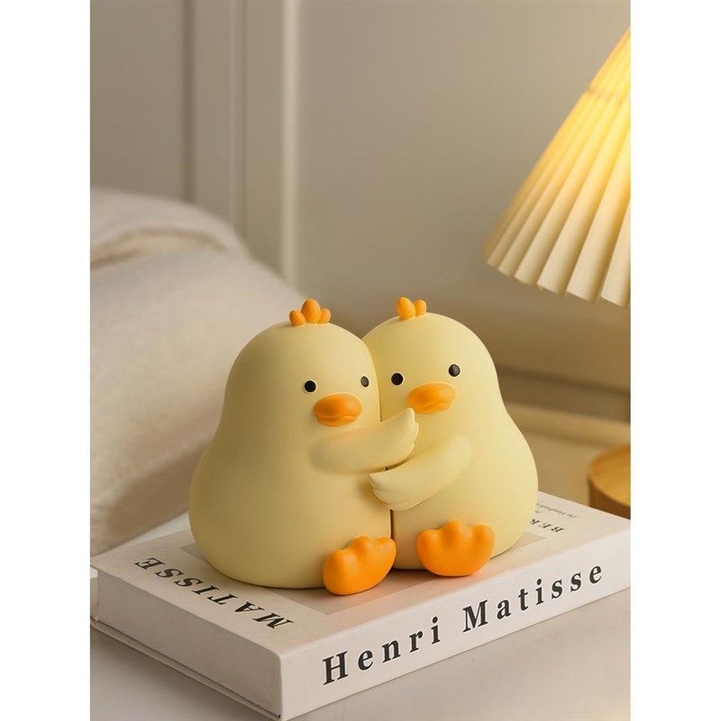 in风爱抱抱鸭书挡办公室书房桌面书架客厅卧室酒柜装饰品,家居饰品,装饰摆件,淘宝优惠券,粉丝福利购,淘宝优惠卷