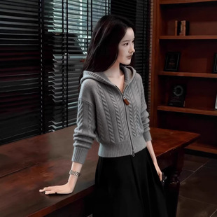 秋冬灰色连帽针织开衫女麻花纹拉链短款外套韩系温柔风毛衣上衣