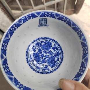 镂空雕刻米粒碗釉下彩青花玲珑瓷汤碗盘子老式手工蓝边碗定制logo