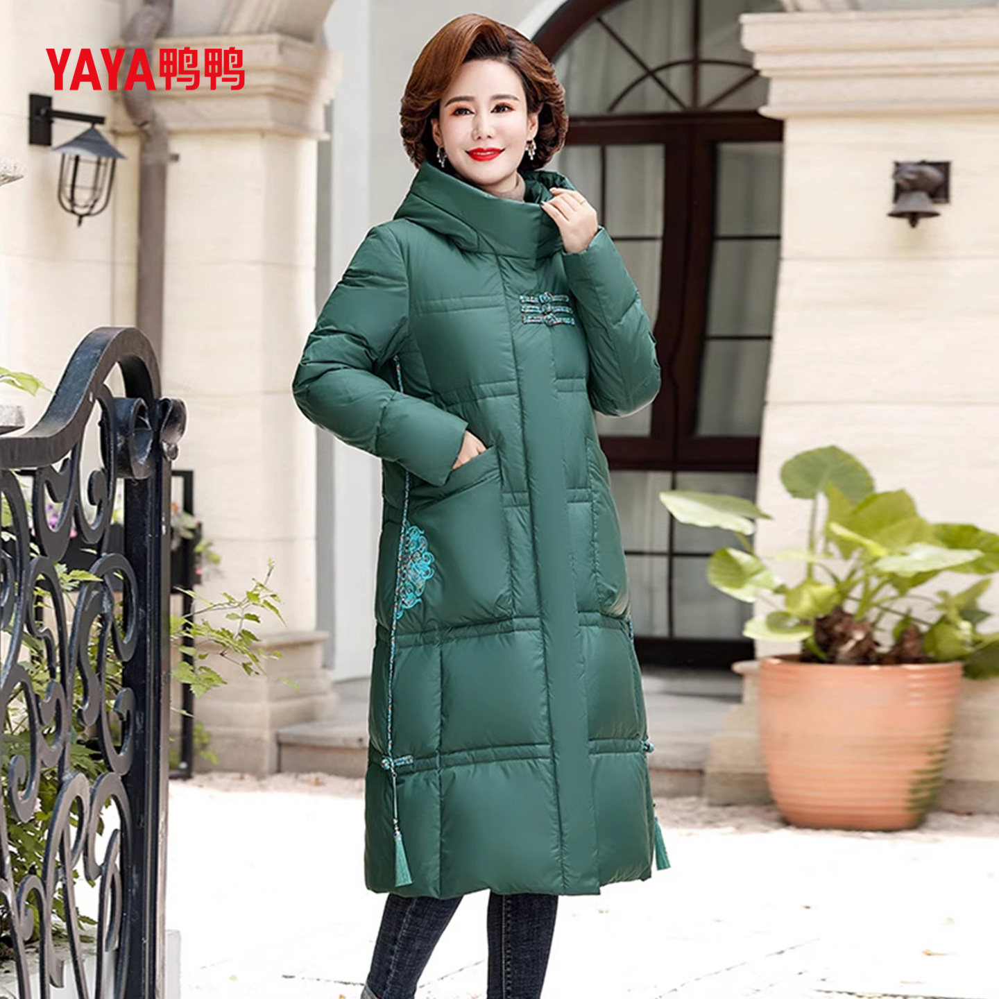 YAYA鸭鸭中老年妈妈羽绒服女2025年冬季新款长款过膝加厚保暖外套