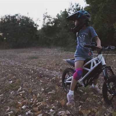 霹雳贝贝高端儿童电动越野车儿童越野摩托车儿童电动车非轻蜂