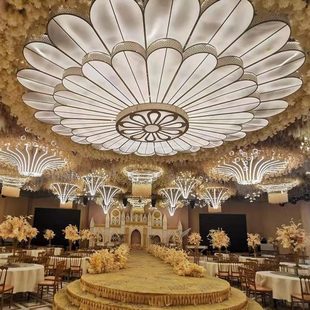 大型花瓣定制 婚庆道具婚礼堂铁艺雕刻三层吊顶酒店灯箱包柱子软装
