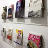 壁挂书架茶色墙上绘本架杂志架挂墙装 饰展示架