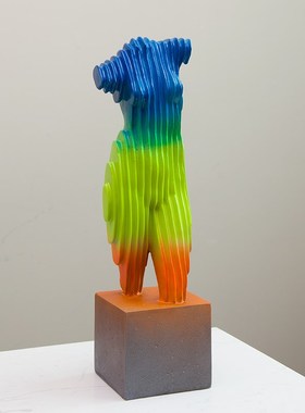 彩色条纹渐变艺术装置抽象线条人物雕塑摆件酒店餐厅橱窗软装搭配