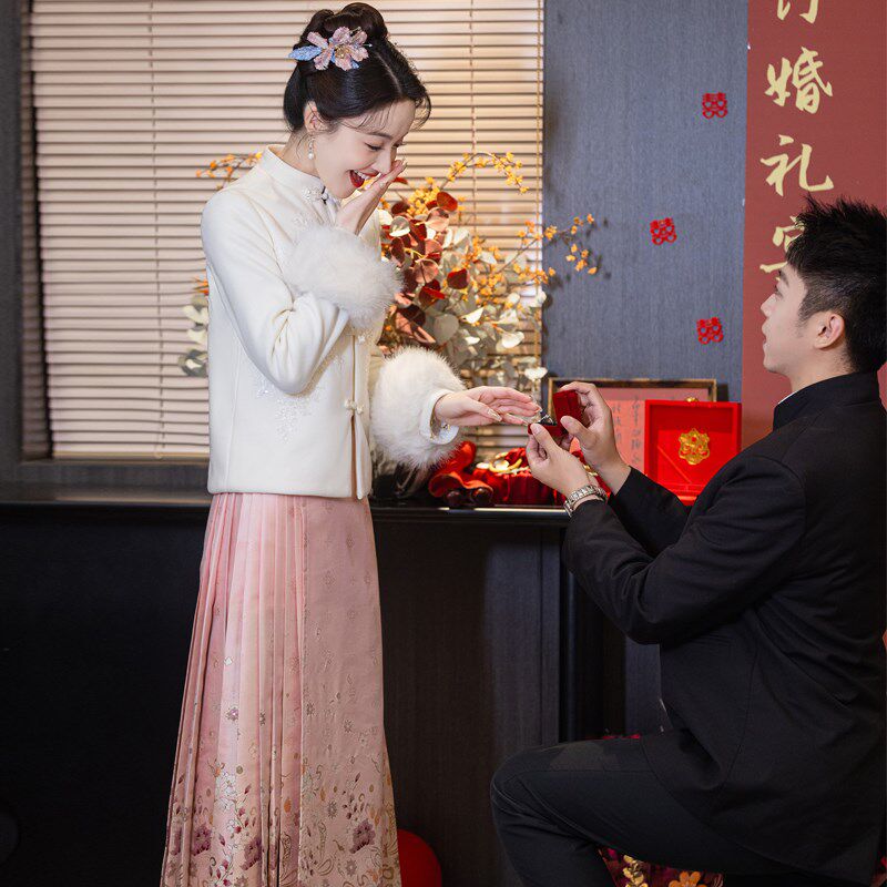 新中式小个子秋冬新款粉色马面裙订婚礼服新娘结婚汉服敬酒服套装