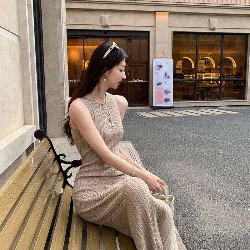 剁椒小姐 主角光环/肌理感无袖温柔包臀针织裙修身显瘦开叉连衣裙