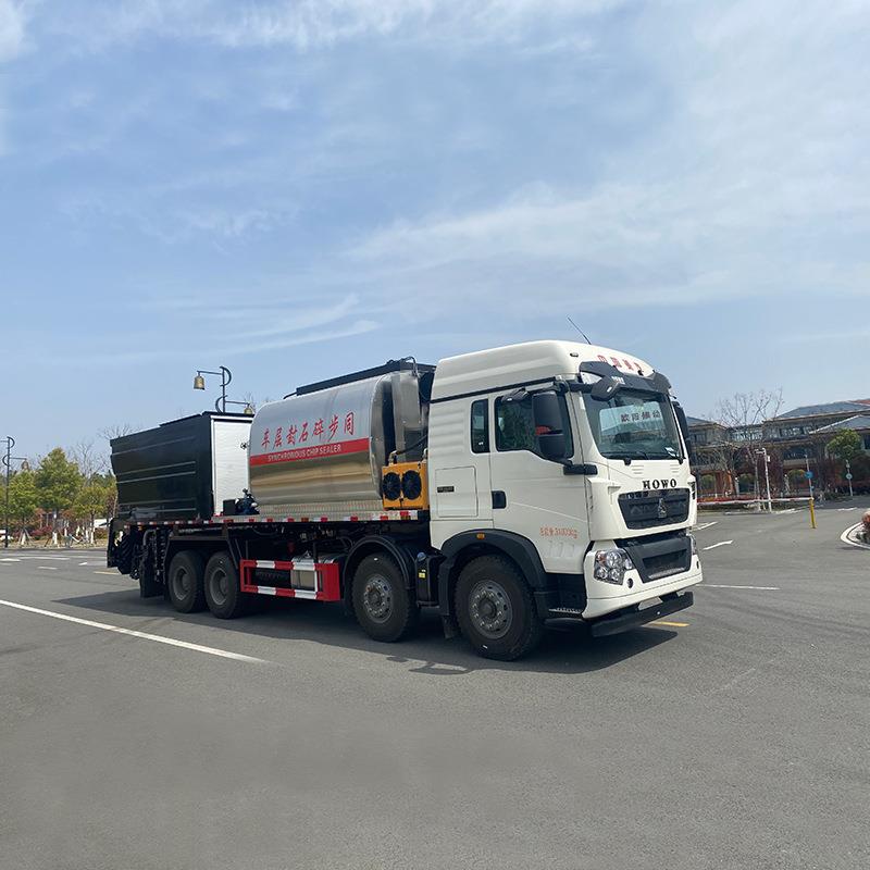 howo同步切片铺路车沥青碎石封层车喷洒沥青碎石铺撒出口车型
