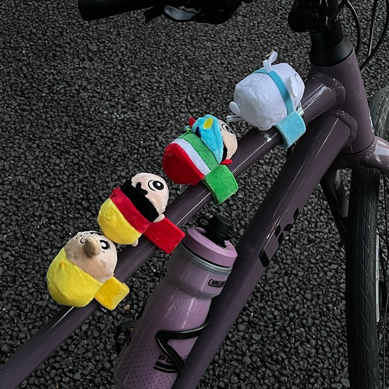 小新自行车公仔可爱啪啪圈装饰小配件公路电动车骑行玩偶挂件