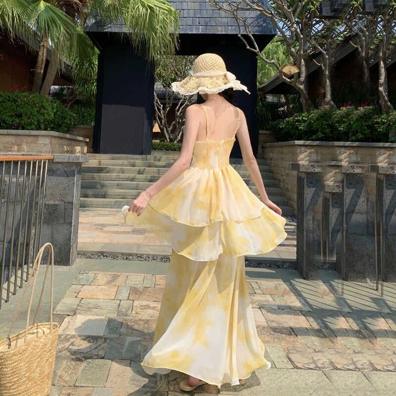 收腰新款法式海边吊带度假连衣裙旅游气质蛋糕裙夏季沙滩裙黄色女
