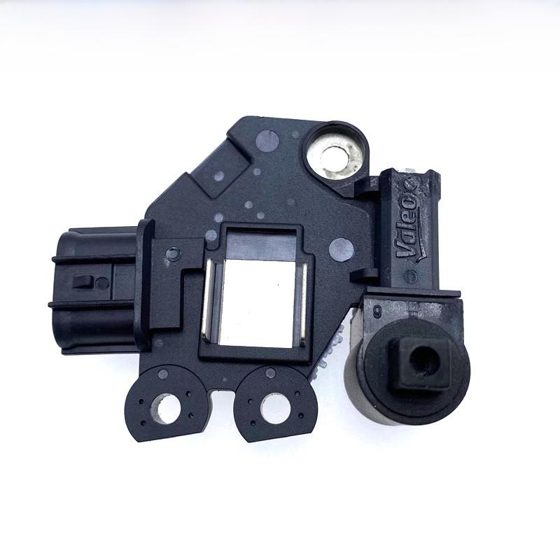 适用于新悦东瑞纳起亚弗雷迪K2K3K5智能运行发电机调节器三插头原