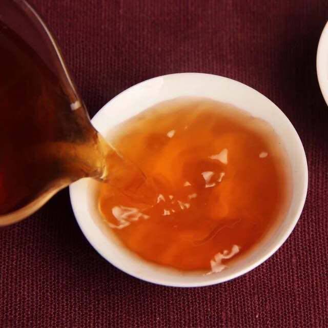 2003年301批春明茶厂 千年古树班章有机生砖 500克茶气重带烟香味