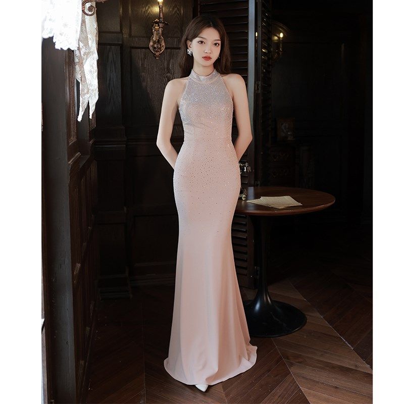 挂脖晚礼服裙女2024新款高级感宴会气质名媛年会主持人连衣裙长款