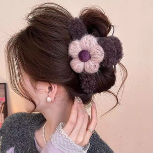 双面毛线花朵毛绒抓夹女新款大号鲨鱼夹高级感发夹巨好看减龄发饰
