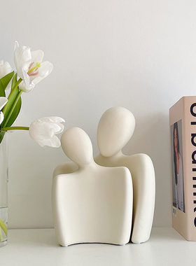 北欧简约创意情侣拥抱陶瓷摆件客厅电视柜玄关家居样板房装饰雕塑