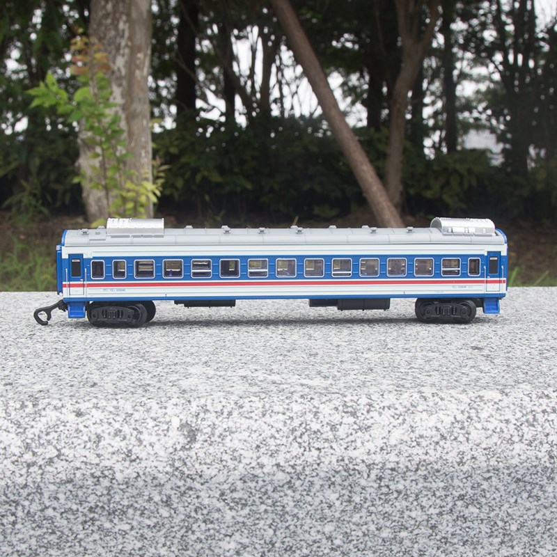 yz22型硬座东风绿皮客运车厢可开门带灯光轨道车玩具小火车电动